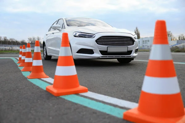 Carro Moderno Pista Teste Com Cones Tráfego Visão Baixo Ângulo — Fotografia de Stock