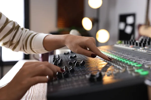 Mujer Que Trabaja Con Consola Mezcla Profesional Estudio Radio Moderno —  Fotos de Stock