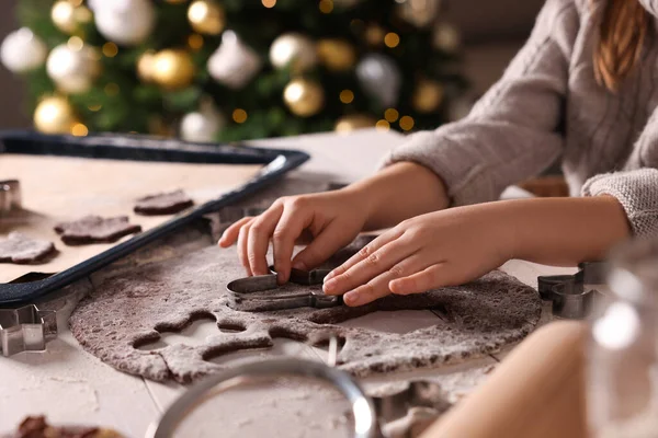 Malé Dítě Dělat Vánoční Cukroví Bílém Dřevěném Stole Detailní Záběr — Stock fotografie