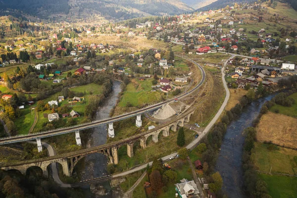 Αεροφωτογραφία Γεφυρών Και Χωριών Την Ημέρα Του Φθινοπώρου — Φωτογραφία Αρχείου