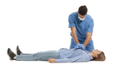Üniformalı doktor beyaz arka planda kadınlara ilk yardım uyguluyor.