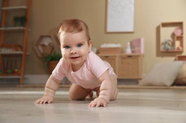 Şirin Bebek evde yerde sürünüyor