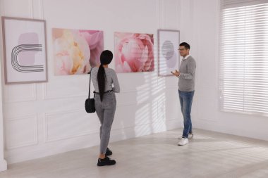 Modern sanat galerisinde sergi ile ilgilenen insanlar