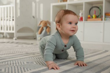 Şirin Bebek evde yerde sürünüyor