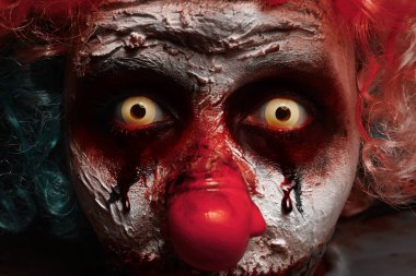 Korkunç palyaço, yakın çekim. Cadılar Bayramı partisi kostümü