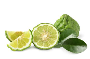 Taze olgun bergamot meyveleri ve beyaz arka planda yeşil yapraklar.