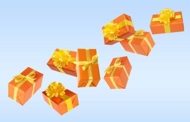 Güzel paketlenmiş hediye kutuları açık mavi arka planda uçuyor. 