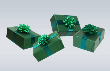 Çok güzel paketlenmiş hediye kutuları arka planda uçuşuyor. 