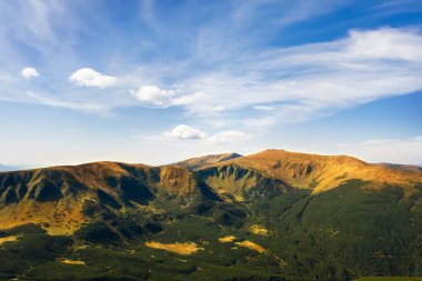 Güneşli bir günde güzel bir dağ manzarası. Drone fotoğrafçılığı