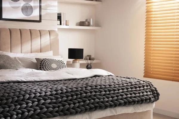 Zachte Dikke Gebreide Deken Bed Stijlvol Interieur — Stockfoto