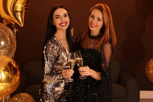 Mujeres Felices Con Copas Vino Espumoso Celebrando Año Nuevo Interior — Foto de Stock