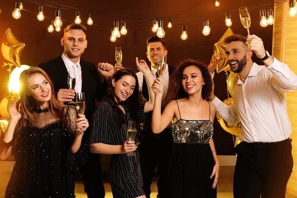 Amigos Felizes Com Copos Vinho Espumante Celebrando Ano Novo Casa — Fotografia de Stock