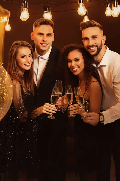 Amigos Felizes Com Copos Vinho Espumante Celebrando Ano Novo Casa — Fotografia de Stock