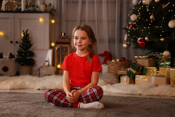 Roztomilé Malé Dítě Pokoji Vánoční Stromeček — Stock fotografie