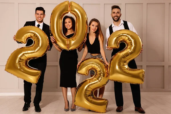 Szczęśliwi Przyjaciele Złotymi Balonami 2022 Środku Święto Nowego Roku — Zdjęcie stockowe