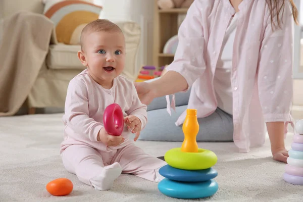 Linda Niña Madre Jugando Con Pirámide Juguete Suelo Casa —  Fotos de Stock