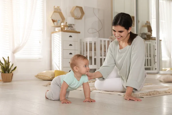 Feliz Joven Madre Ayudando Lindo Bebé Gatear Suelo Casa — Foto de Stock