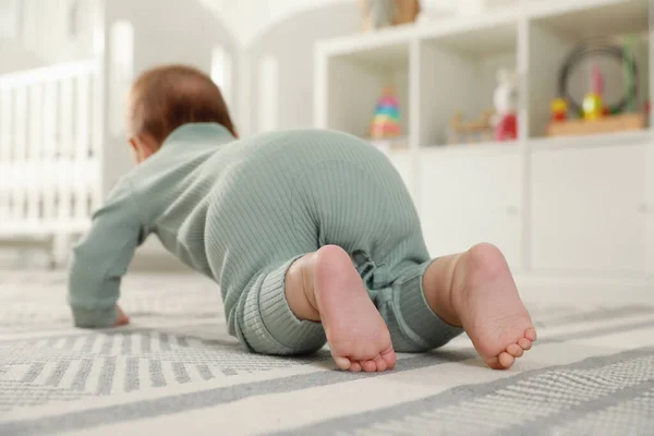 Cute Baby Crawling Podłodze Domu Widok Tyłu — Zdjęcie stockowe