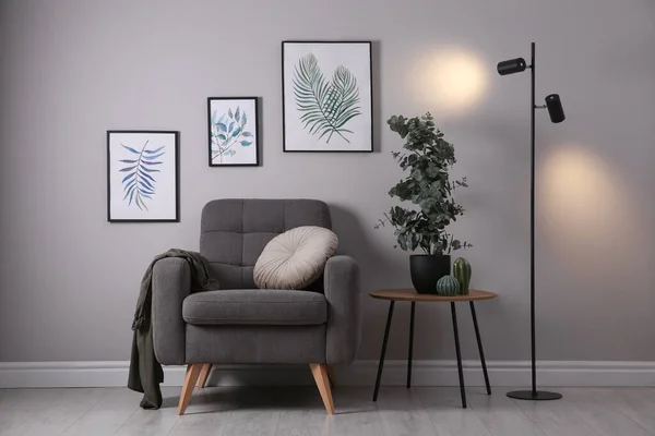 Stijlvol Interieur Met Comfortabele Fauteuil Groene Eucalyptusboom — Stockfoto