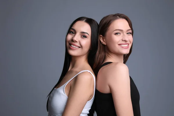 Retrato Mujeres Hermosas Sobre Fondo Gris Espacio Para Texto — Foto de Stock