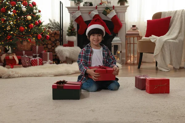 Gelukkig Kind Met Kerstcadeaus Vloer Thuis — Stockfoto
