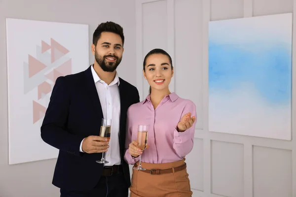Young Couple Glasses Champagne Exhibition Art Gallery — Stock Photo, Image