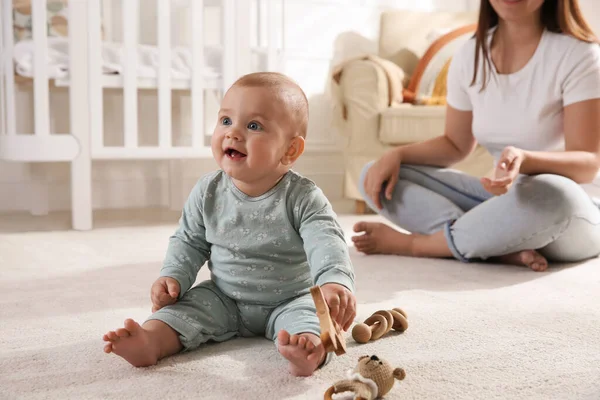Sevimli Kız Bebek Tahta Oyuncaklarla Oynuyor Annesi Evde Yerde Yatıyor — Stok fotoğraf