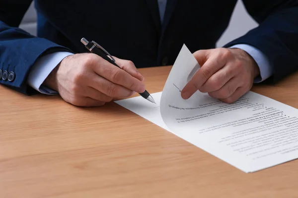 Geschäftsmann Unterschreibt Vertrag Holztisch Nahaufnahme Der Hände — Stockfoto