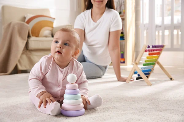 Nettes Baby Mädchen Spielt Mit Spielzeugpyramide Und Mutter Auf Dem — Stockfoto