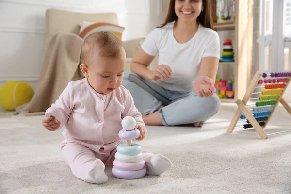 Nettes Baby Mädchen Spielt Mit Spielzeugpyramide Und Mutter Auf Dem — Stockfoto