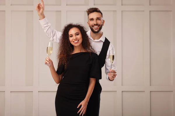 Gelukkig Paar Met Glazen Mousserende Wijn Vieren Nieuwjaar Binnen — Stockfoto