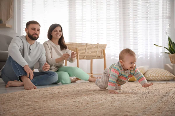 Happy Parents Watching Baby Crawl Floor Home — Stock Photo, Image