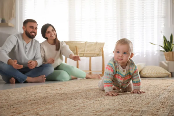 Happy Parents Watching Baby Crawl Floor Home — Stock Photo, Image