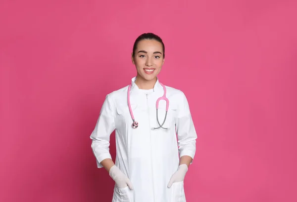 Portré Gyönyörű Fiatal Orvos Rózsaszín Háttér — Stock Fotó