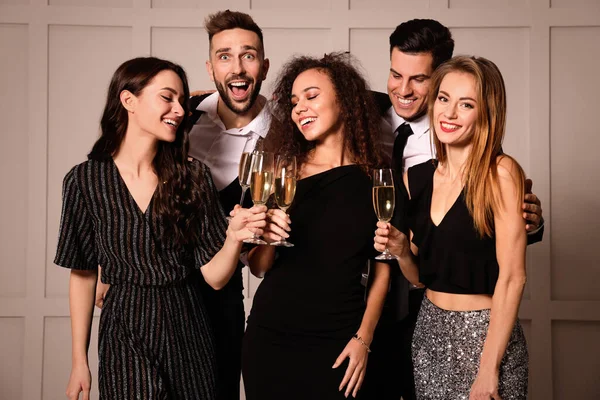 Amigos Felizes Com Copos Vinho Espumante Celebrando Ano Novo Casa — Fotografia de Stock