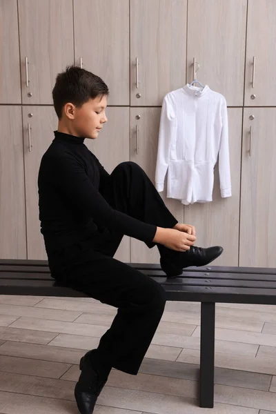 Little Boy Putting Shoes Locker Room — Fotografia de Stock