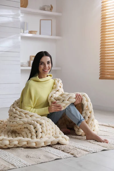 Νεαρή Γυναίκα Παχιά Πλεκτή Κουβέρτα Στο Πάτωμα Στο Σπίτι — Φωτογραφία Αρχείου