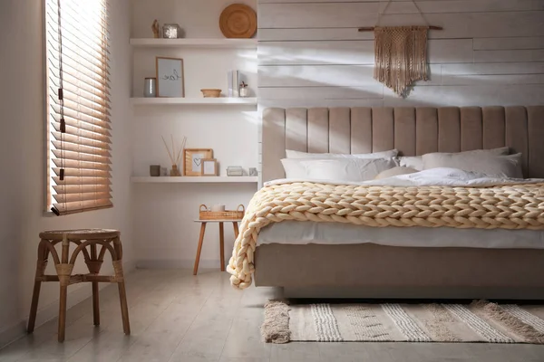 Zachte Dikke Gebreide Deken Bed Stijlvol Interieur — Stockfoto