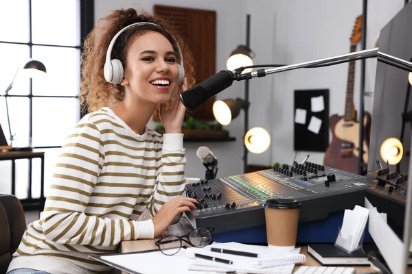 Mulher Afro Americana Trabalhando Como Apresentadora Rádio Estúdio Moderno — Fotografia de Stock