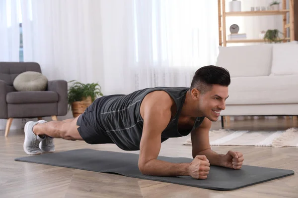 Beau Homme Faisant Des Exercices Planche Sur Tapis Yoga Maison — Photo