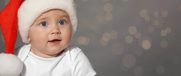 Schattige Baby Met Kerstmuts Tegen Wazig Licht Banner Design Met — Stockfoto