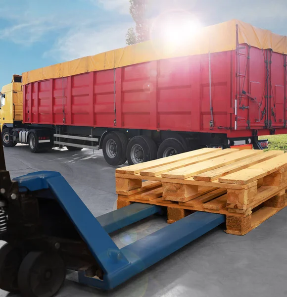 Modern Manual Forklift Wooden Pallets Truck Outdoors Sunny Day — стоковое фото