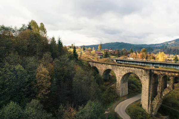Αεροφωτογραφία Της Γέφυρας Και Του Χωριού Την Ημέρα Του Φθινοπώρου — Φωτογραφία Αρχείου