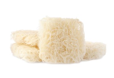 Beyaz üzerine izole edilmiş kurutulmuş pirinç eriştesi. Doğu Asya mutfağı