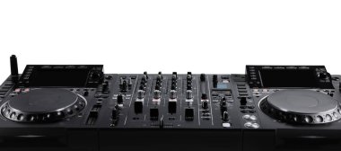 Beyaz arkaplanda modern DJ denetleyici, yakın plan