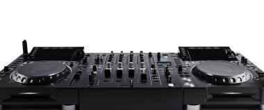 Beyaz arkaplanda modern DJ denetleyici, yakın plan