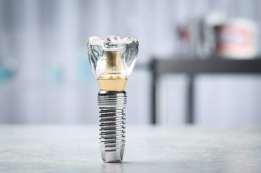 Diş implantının eğitici modeli açık masa, kapalı masa, yakın çekim