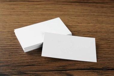 Ahşap arka planda boş kartvizitler. Tasarım için model