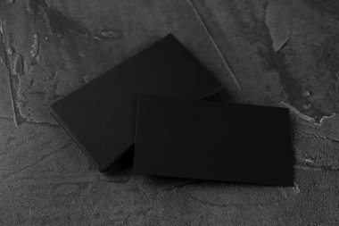 Gri masada boş siyah kartvizitler. Tasarım için model