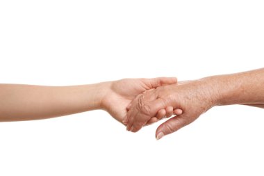 Beyaz arka planda el ele tutuşan genç ve yaşlı kadınlar, yakın plan.